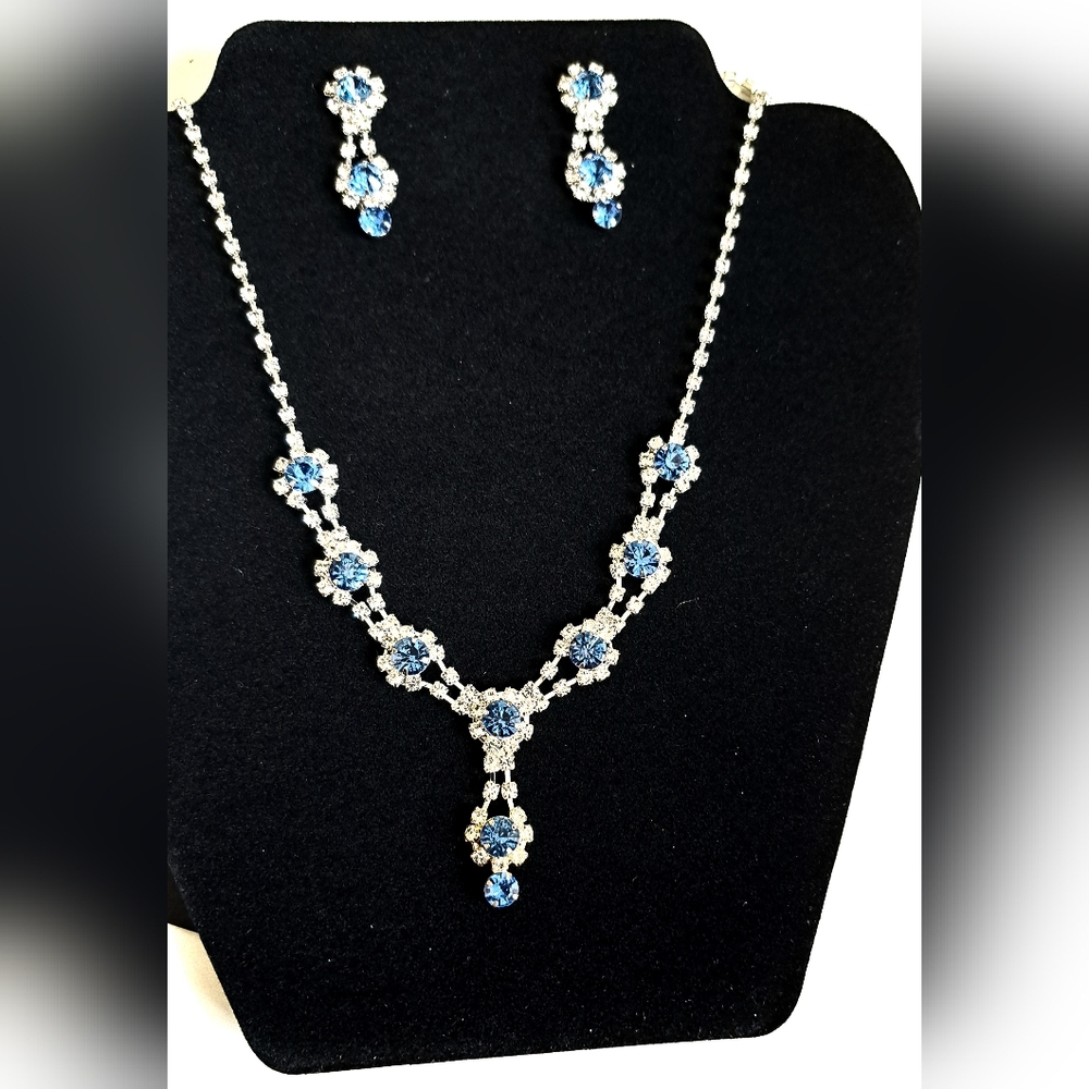 FASHION JEWELRY COLLECTION NECKLACE AND EARRINGS SET IN A BEAUTIFUL BLUE TOPAZ